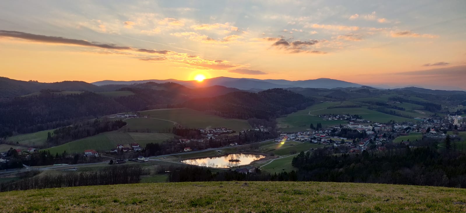 Abendstimmung über Krumbach und den Hügeln der Buckligen Welt