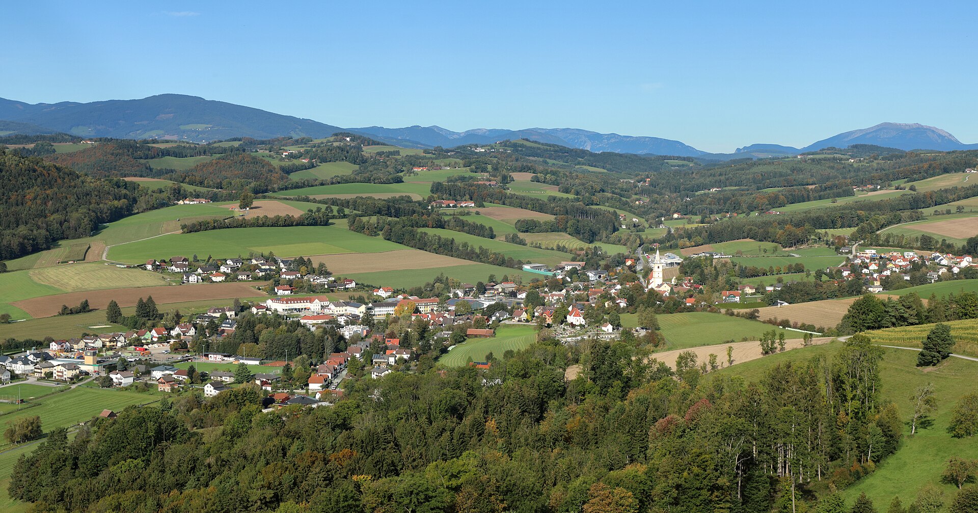 Blick über Krumbach und die Hügellandschaft der Buckligen Welt